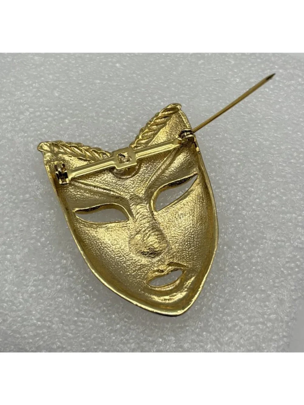Vintage Masquerade Mardi Gras Mask Brooch Cream Black Enamel Gold Tone Unbranded